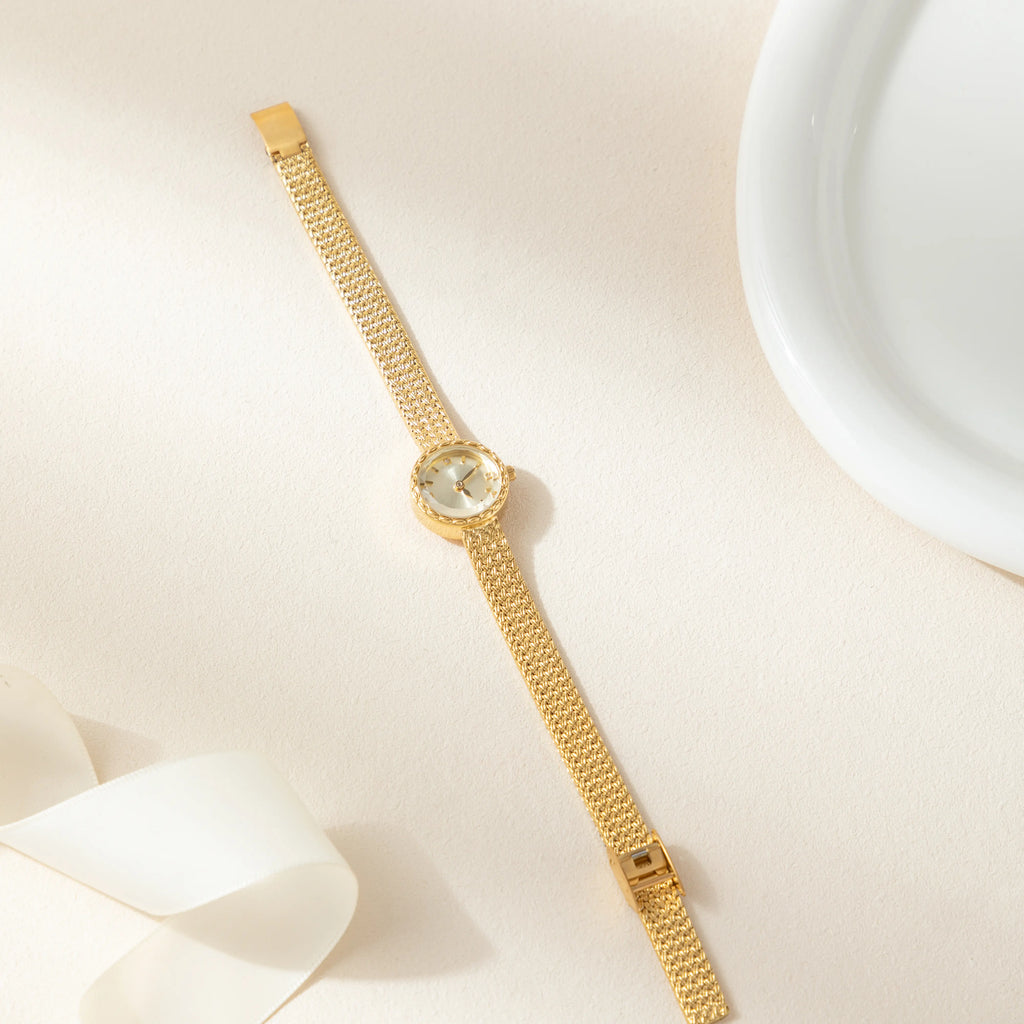 Magdaléna – Orologio in oro con cinturino stretto.