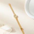 Magdaléna – Orologio in oro con cinturino stretto.