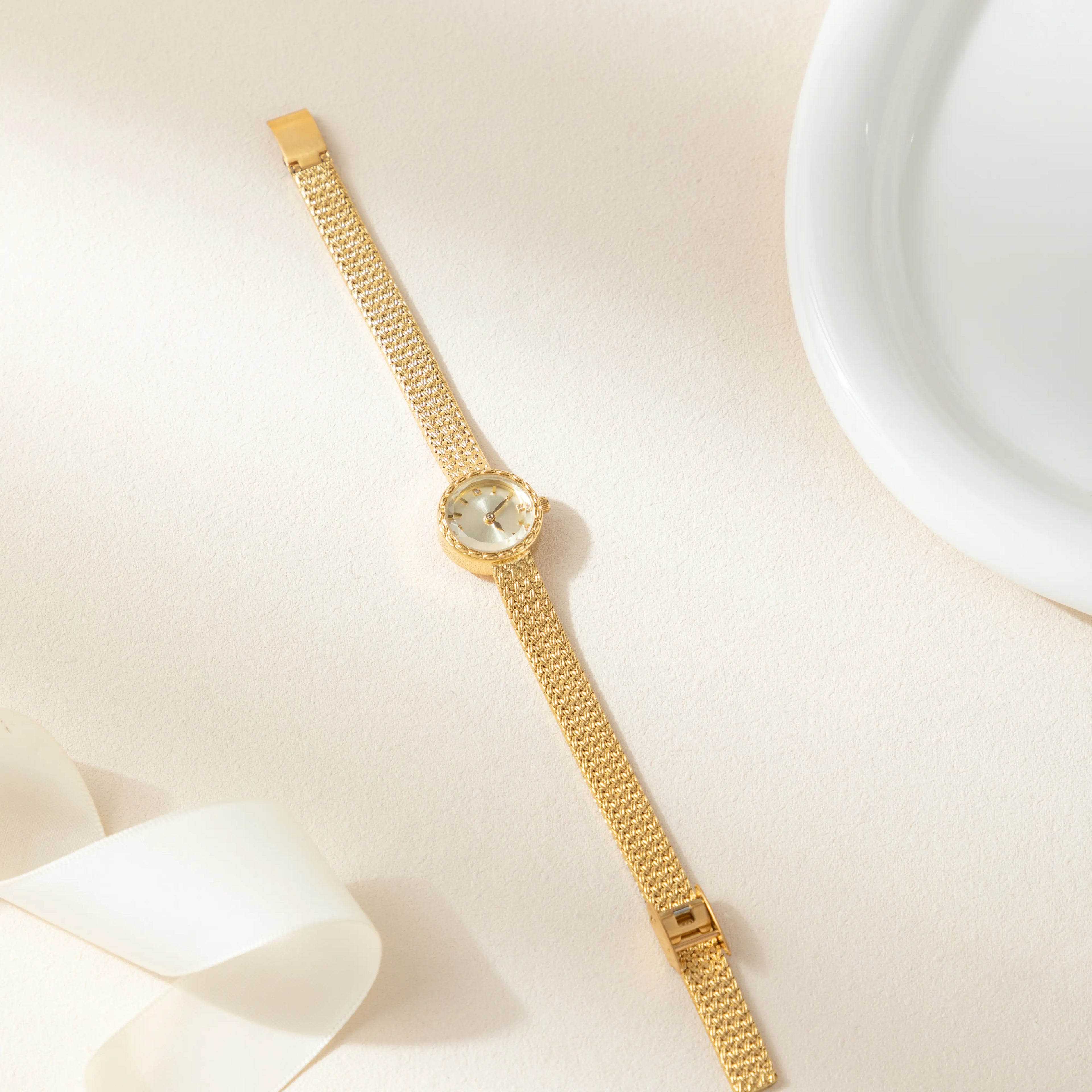 Magdaléna – Orologio in oro con cinturino stretto.