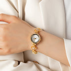 Elina – Orologio in oro con bracciale a fiori.