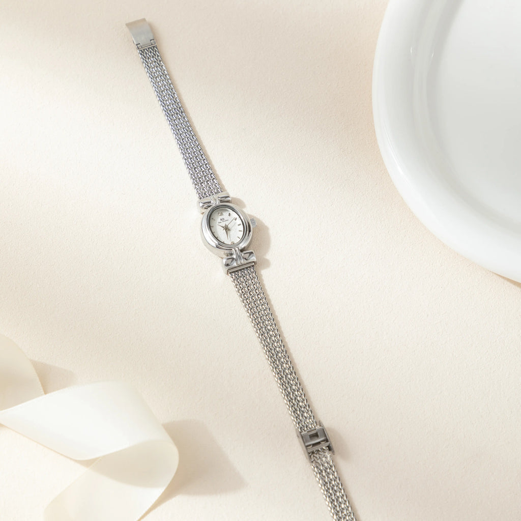 Selina – Orologio in oro con design ovale.