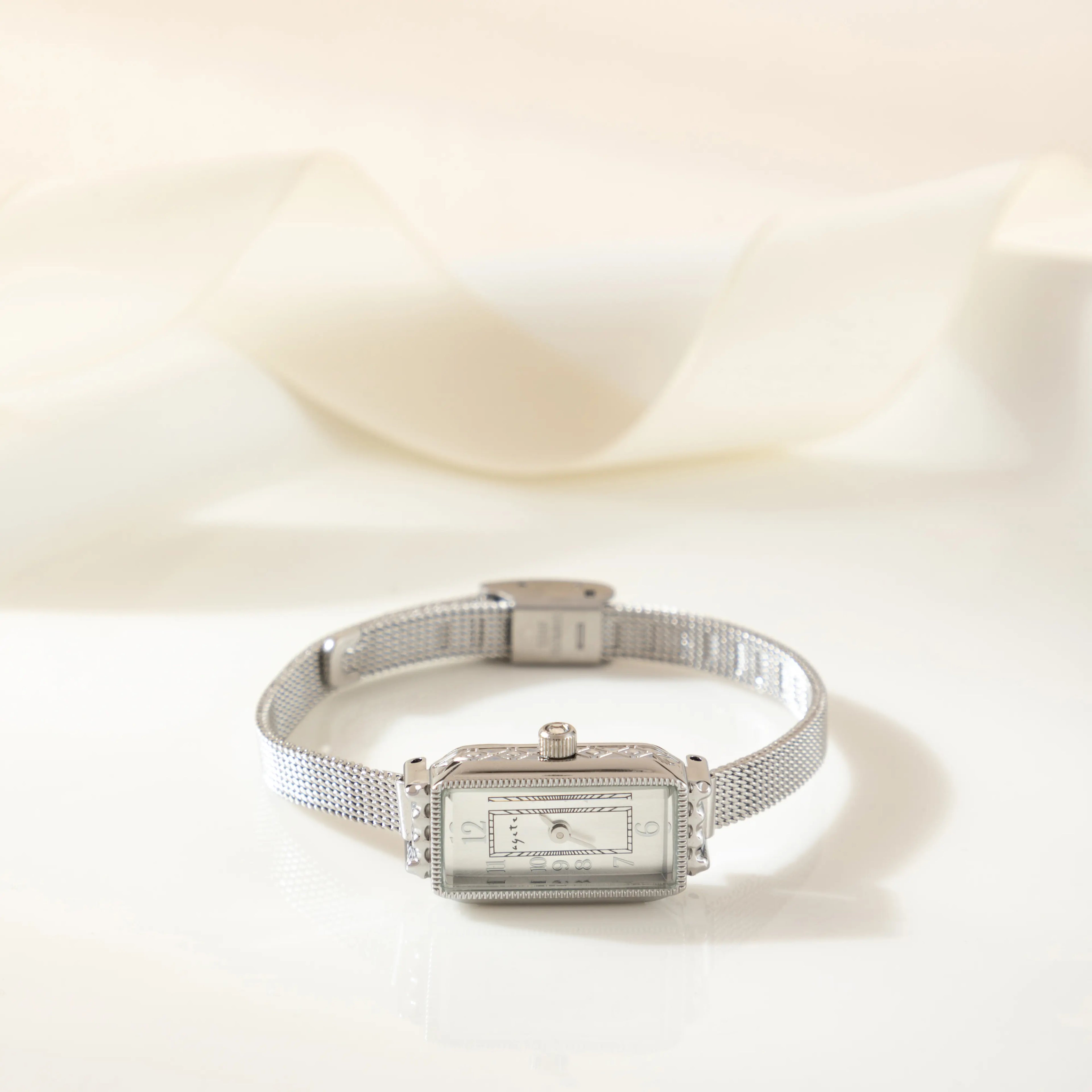 Teresa – Orologio in oro con quadrante rettangolare.