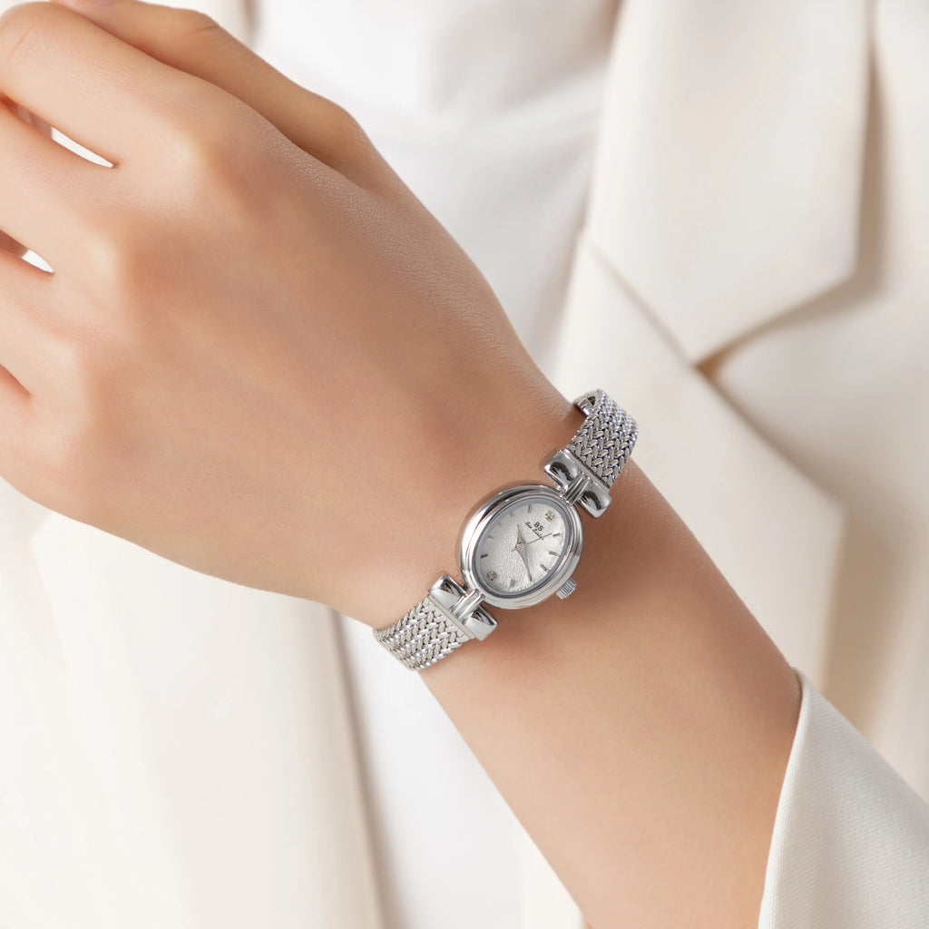 Selina – Orologio in oro con design ovale.