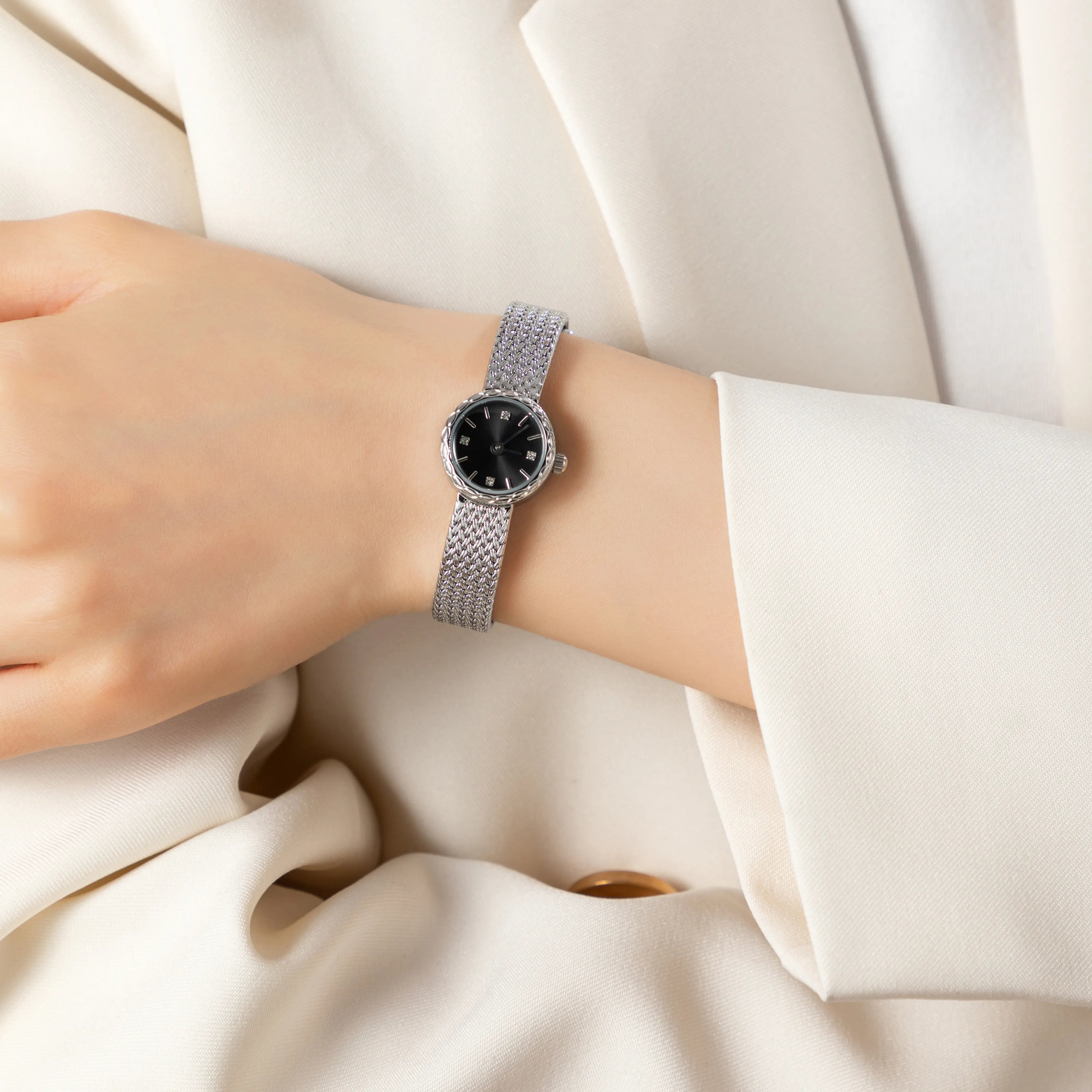 Magdaléna – Orologio in oro con cinturino stretto.