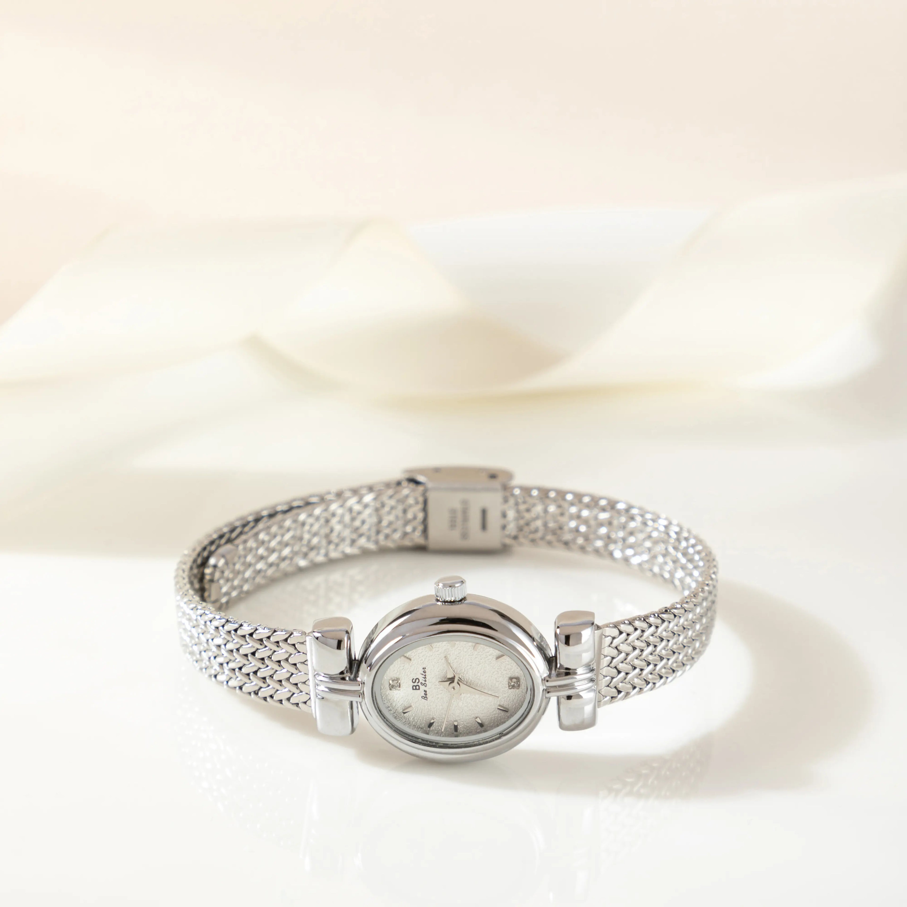 Selina – Orologio in oro con design ovale.