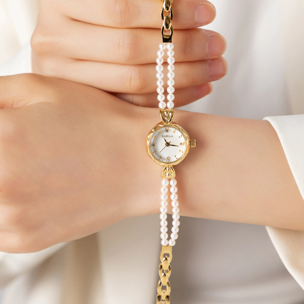 Johana – Orologio in oro con bordo in cristallo.