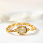 Viktorie – Orologio in oro con cassa ovale.