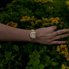 Leonie – Orologio in oro con cassa quadrata.
