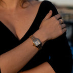 Leonie – Orologio in oro con cassa quadrata.